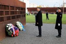8. 11. 2019, Berlin – Simbolien in koristen obisk v Nemiji ob 30. obletnici padca Berlinskega zidu (Daniel Novakovi/STA)